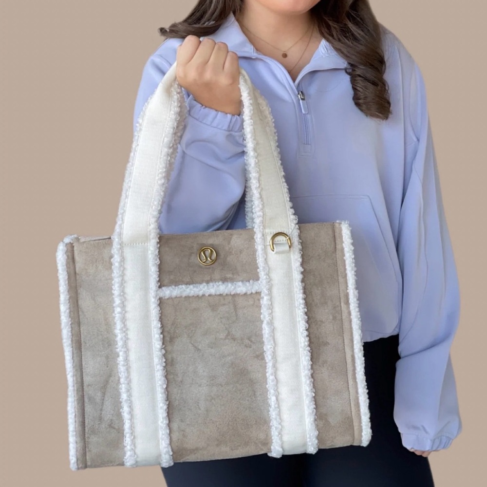 D0032 Lululemon Faux Shearling Tote Bag - Cream and Tan.